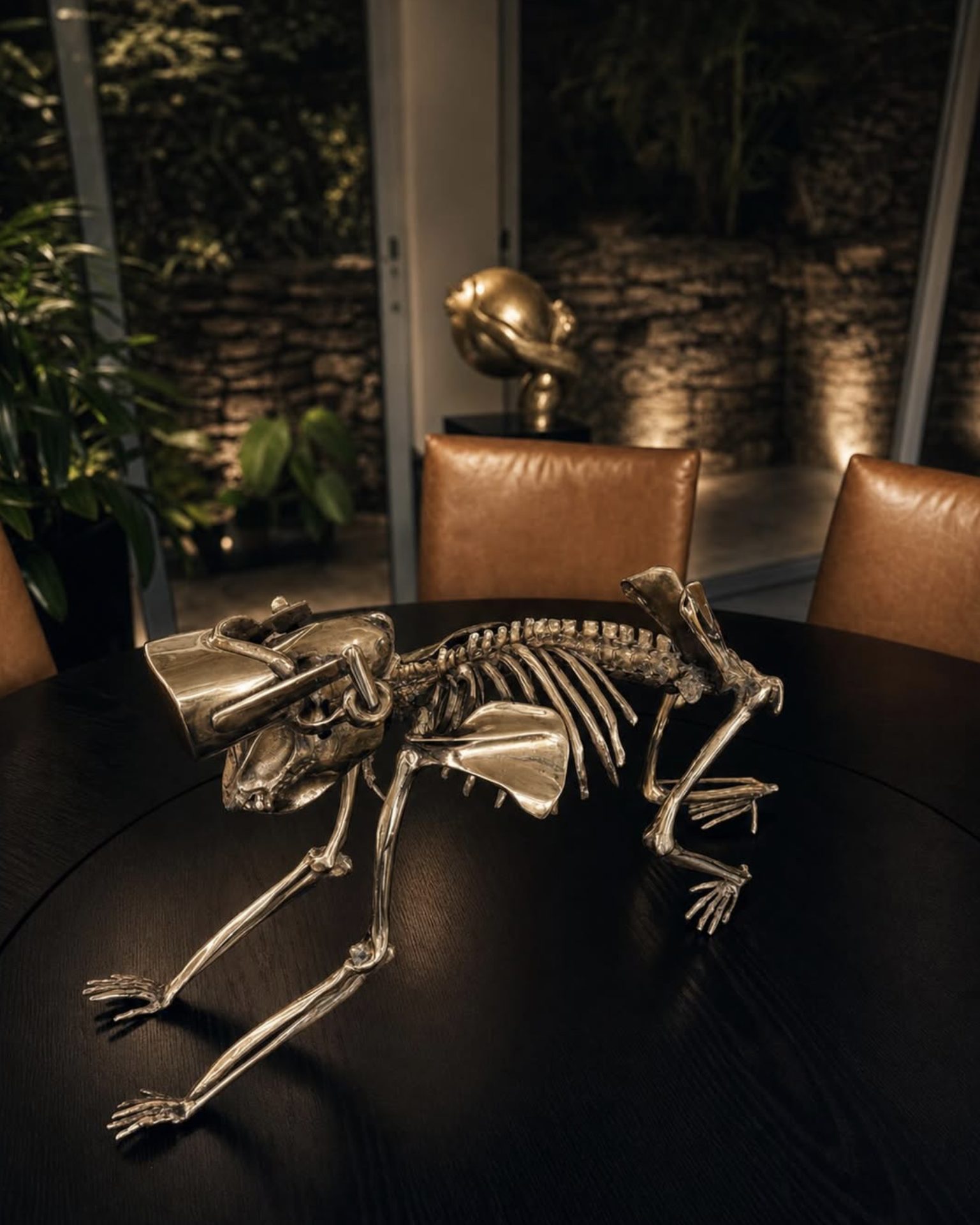 Escultura em bronze de Beto Gatti sobre a mesa de poker
