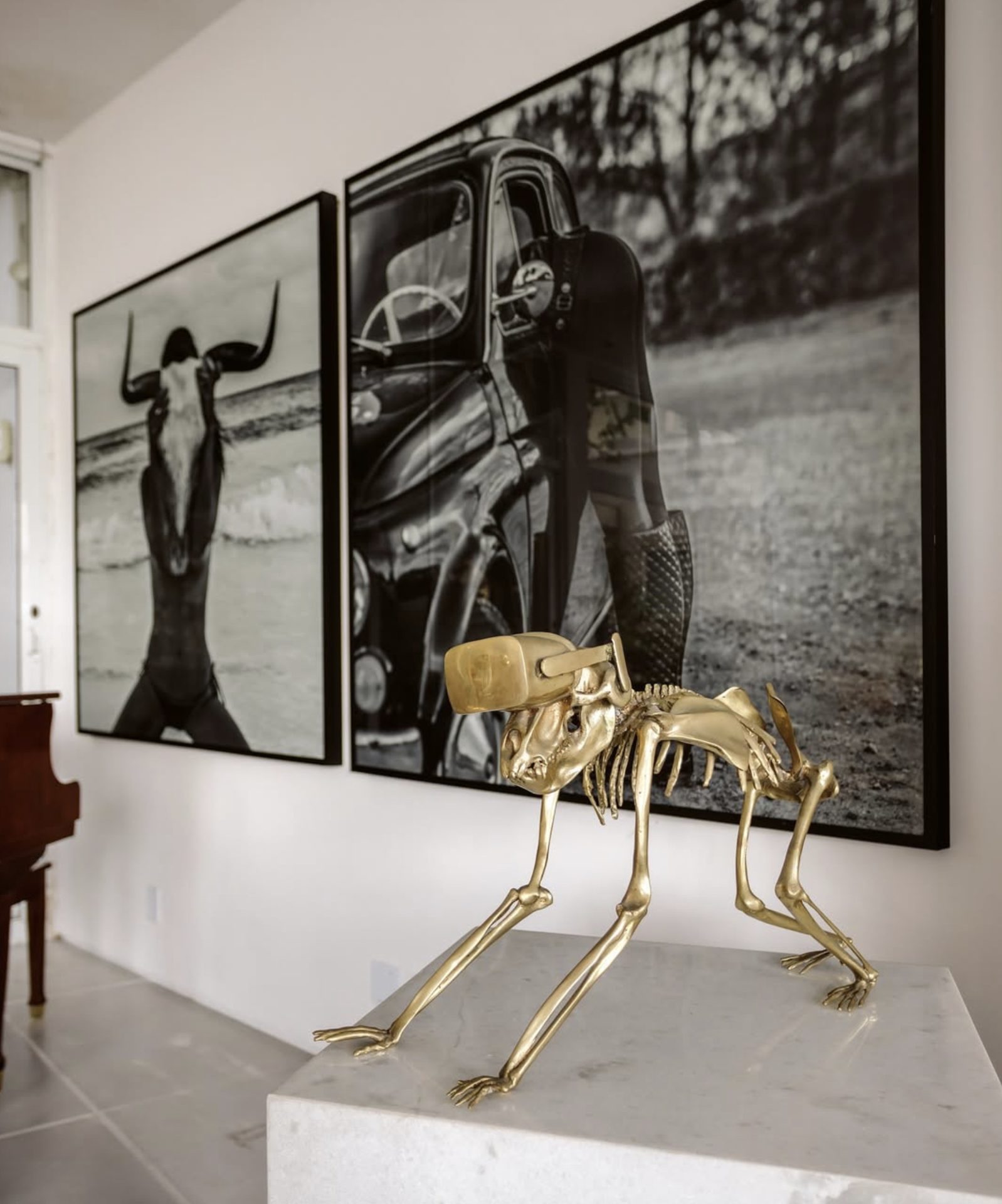 Escultura em bronze de Beto Gatti com visor de realidade virtual