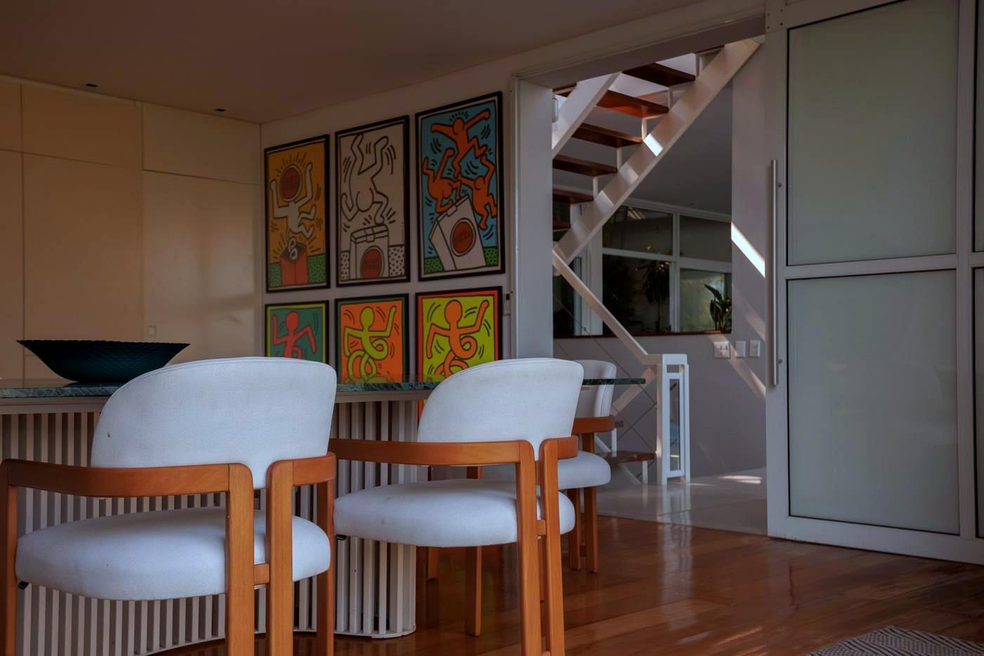 Parede de arte pop na sala de jantar