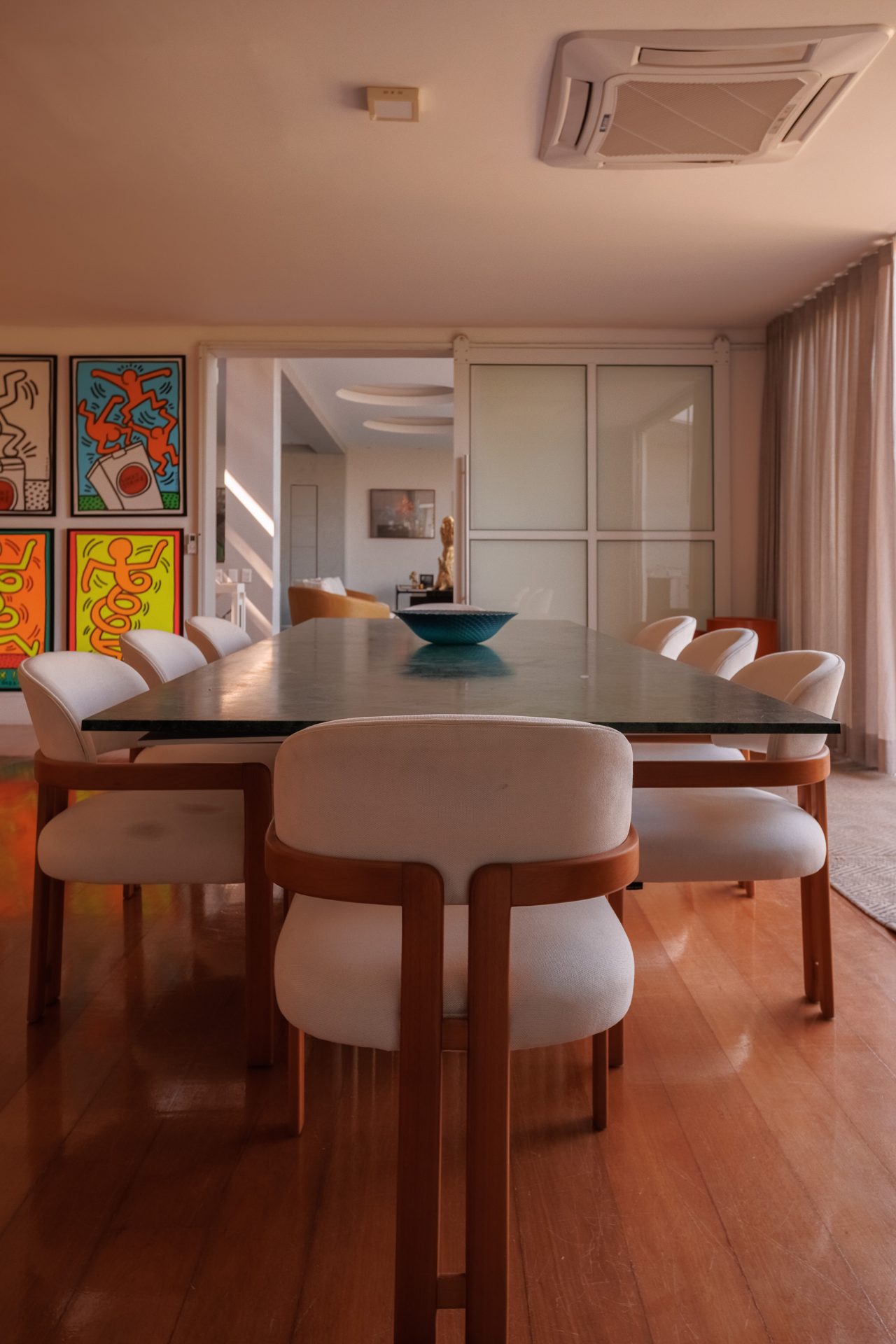 Vista completa da sala de jantar para 10