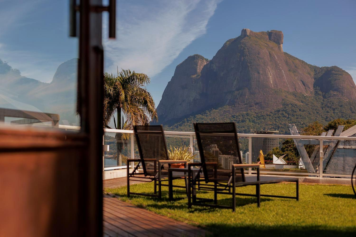 A Pedra da Gávea vista do terraço da Villa