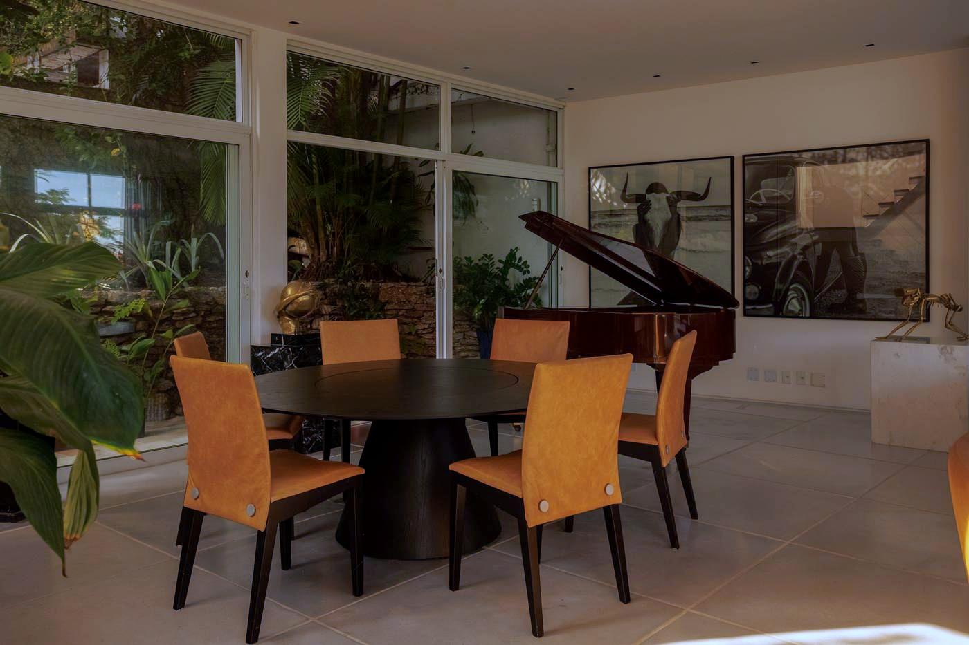 Mesa de poker e piano de cauda na sala