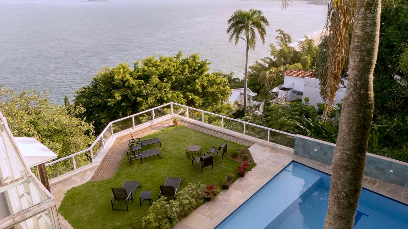 Terraço debruçado sobre o mar